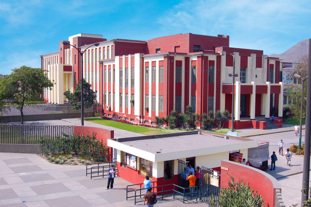 Frontis del campus de la Universidad Nacional de Ingeniería